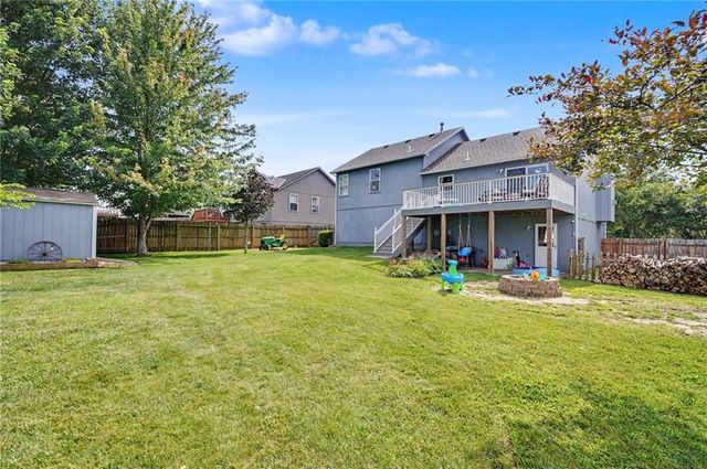 953 N Hickory Drive, Tonganoxie, KS 66086