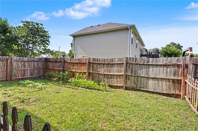 953 N Hickory Drive, Tonganoxie, KS 66086