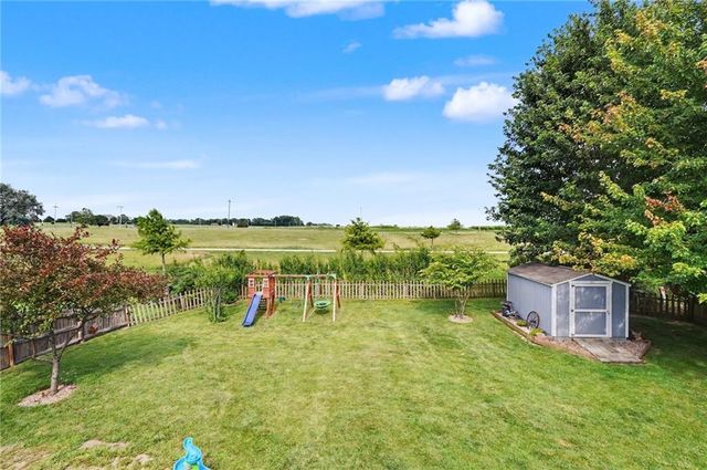 953 N Hickory Drive, Tonganoxie, KS 66086