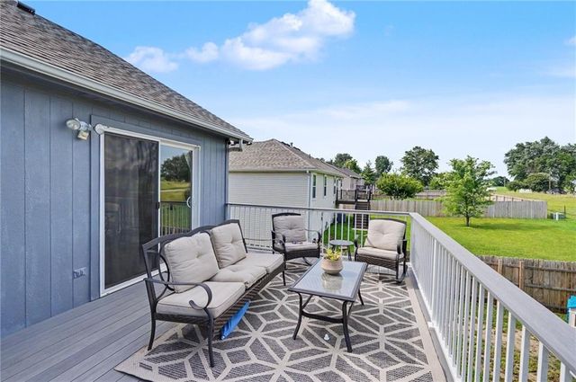 953 N Hickory Drive, Tonganoxie, KS 66086