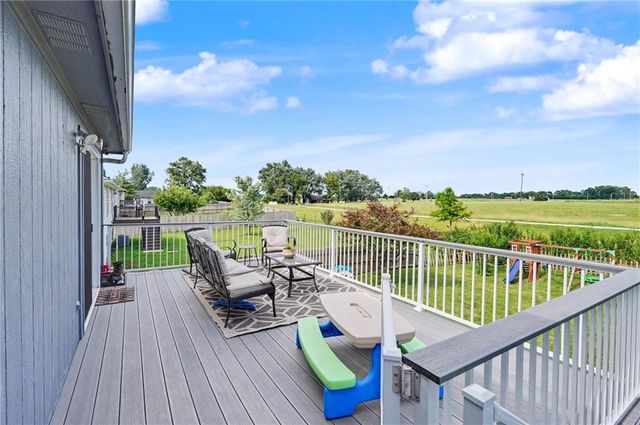 953 N Hickory Drive, Tonganoxie, KS 66086