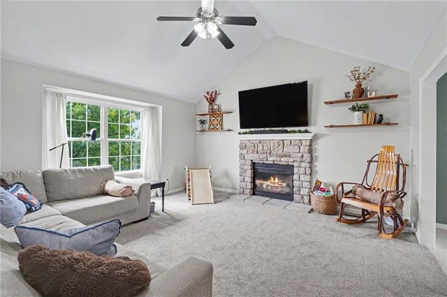 953 N Hickory Drive, Tonganoxie, KS 66086