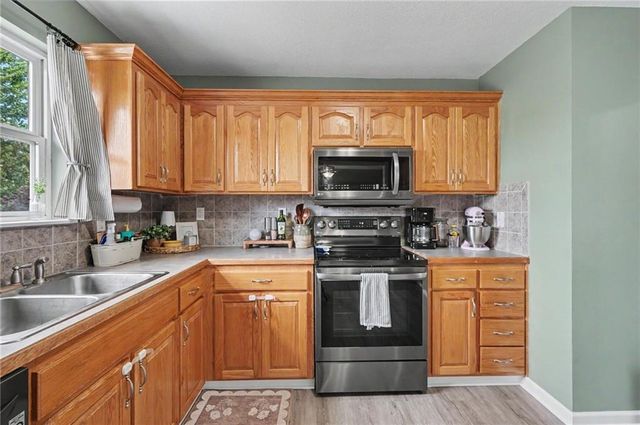 953 N Hickory Drive, Tonganoxie, KS 66086