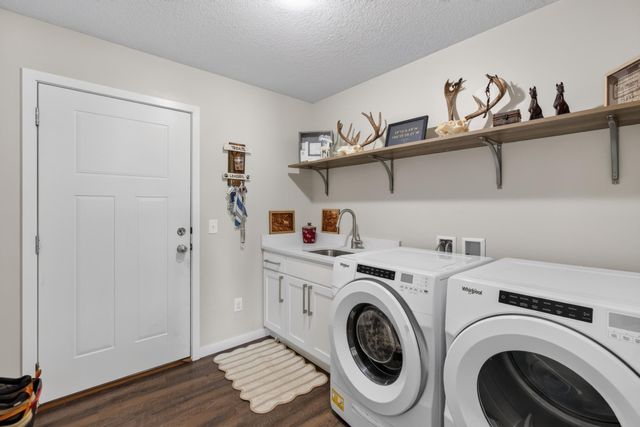 913 Moline Loop NW, Isanti, MN 55040