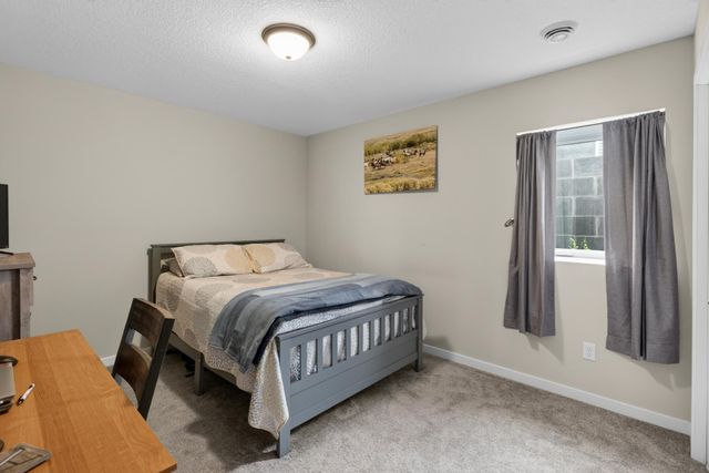 913 Moline Loop NW, Isanti, MN 55040