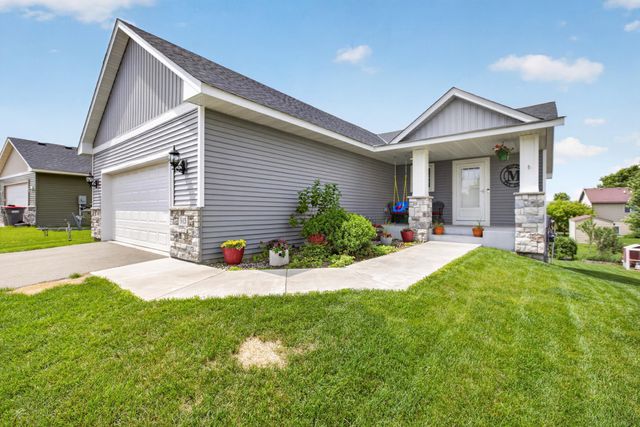 913 Moline Loop NW, Isanti, MN 55040