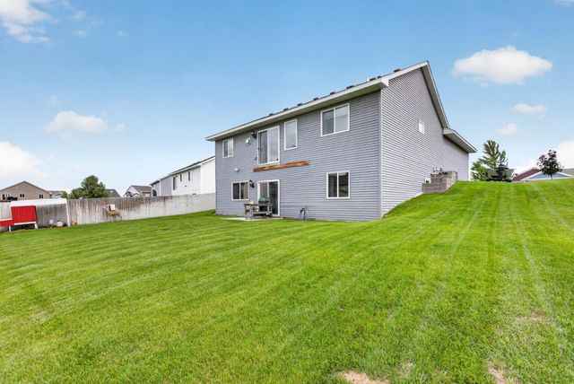 913 Moline Loop NW, Isanti, MN 55040