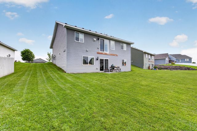 913 Moline Loop NW, Isanti, MN 55040