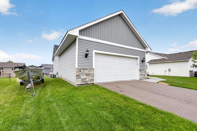 913 Moline Loop NW, Isanti, MN 55040