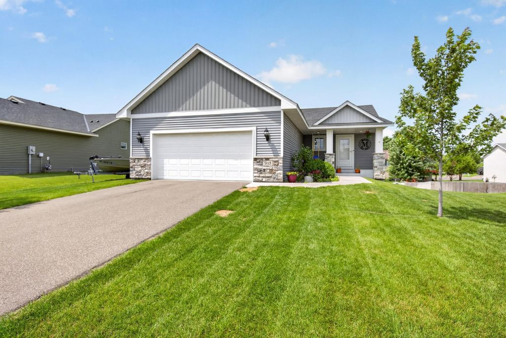 913 Moline Loop NW, Isanti, MN 55040