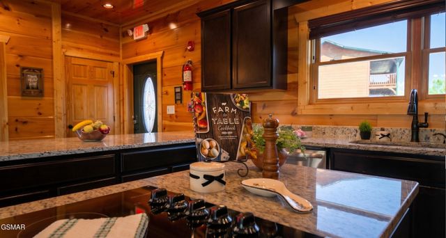 782 Park Vista Way, Gatlinburg, TN 37738
