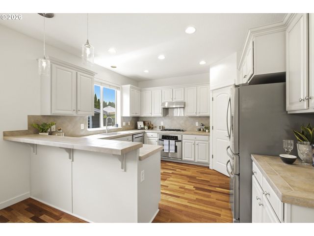 6042 Ne WHITEWOOD Dr, Hillsboro, OR 97124