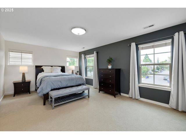6042 Ne WHITEWOOD Dr, Hillsboro, OR 97124