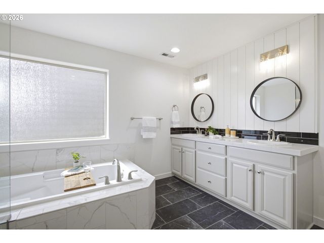 6042 Ne WHITEWOOD Dr, Hillsboro, OR 97124