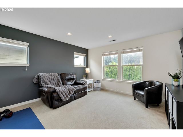 6042 Ne WHITEWOOD Dr, Hillsboro, OR 97124