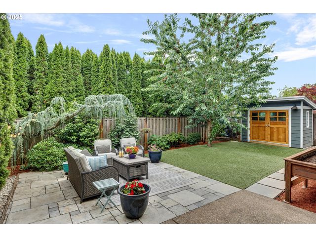 6042 Ne WHITEWOOD Dr, Hillsboro, OR 97124