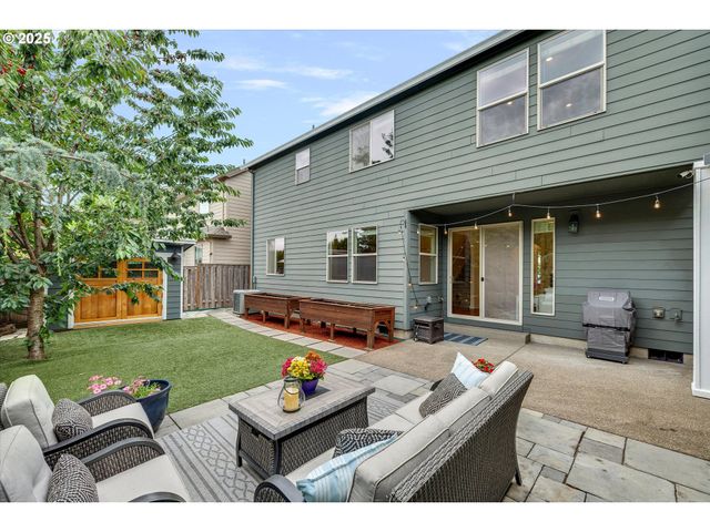 6042 Ne WHITEWOOD Dr, Hillsboro, OR 97124