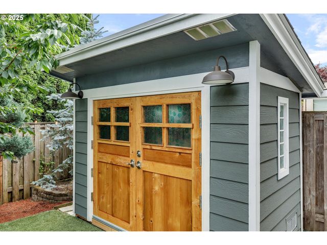 6042 Ne WHITEWOOD Dr, Hillsboro, OR 97124