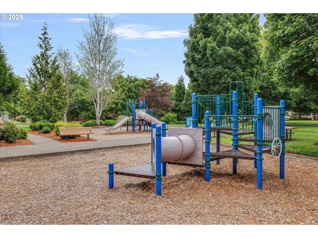 6042 Ne WHITEWOOD Dr, Hillsboro, OR 97124