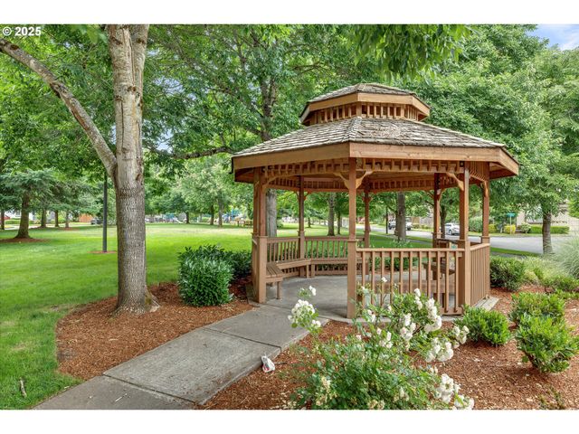 6042 Ne WHITEWOOD Dr, Hillsboro, OR 97124