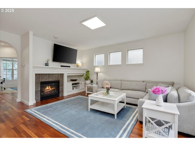 6042 Ne WHITEWOOD Dr, Hillsboro, OR 97124