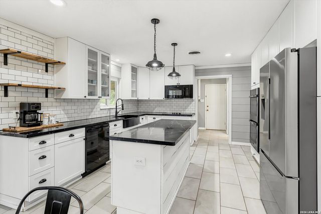 210 POCO VISTA DR, Kerrville, TX 78028