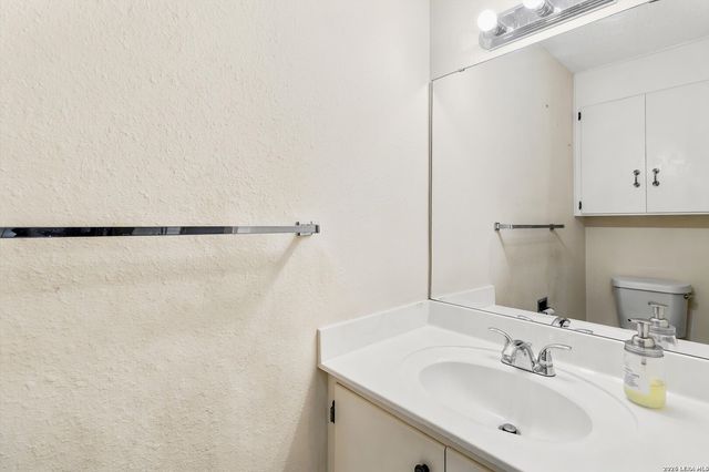 210 POCO VISTA DR, Kerrville, TX 78028