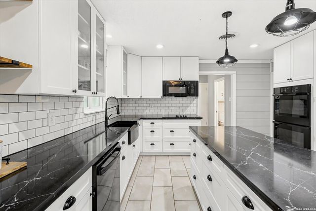 210 POCO VISTA DR, Kerrville, TX 78028