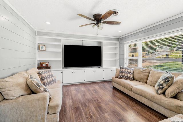 210 POCO VISTA DR, Kerrville, TX 78028
