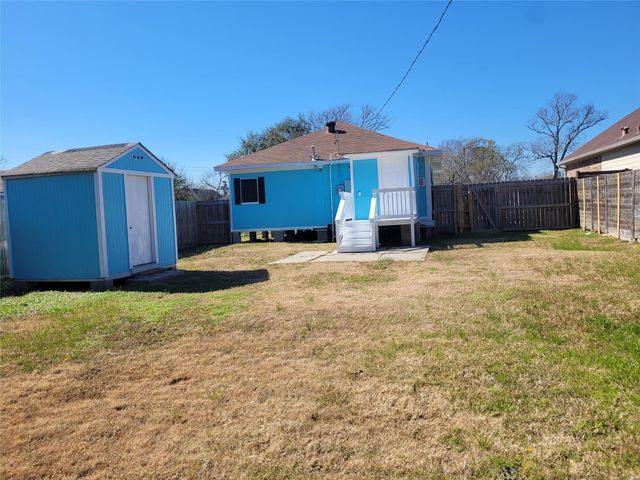 403 S Blackwell Street, La Porte, TX 77571
