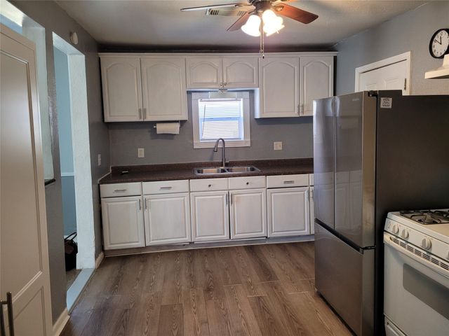 403 S Blackwell Street, La Porte, TX 77571