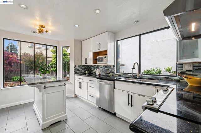 1129 Clarke Ln, Alameda, CA 94502