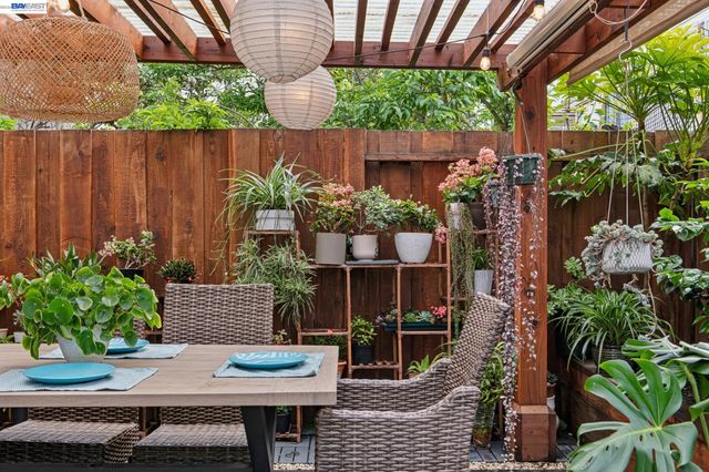 1129 Clarke Ln, Alameda, CA 94502