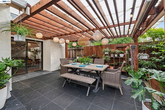 1129 Clarke Ln, Alameda, CA 94502