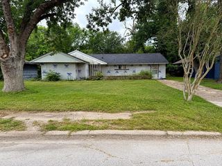5822 Lyndhurst Drive, Houston, TX 77033