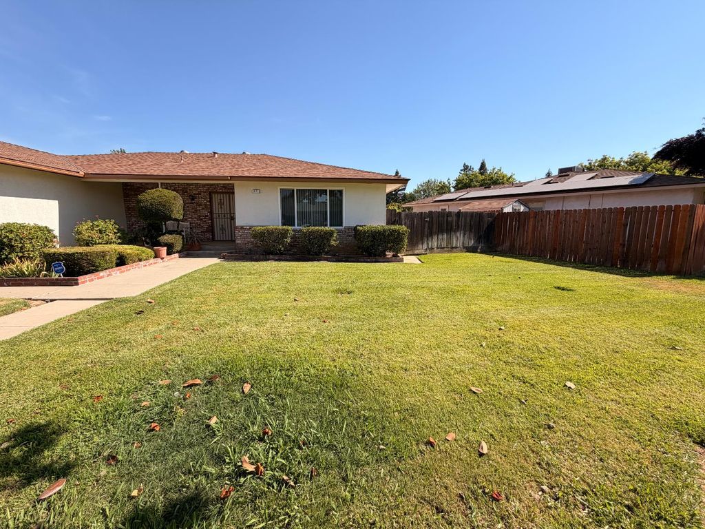 Image 2 of property listing at 3177 E Tenaya Way, Fresno, CA 93710