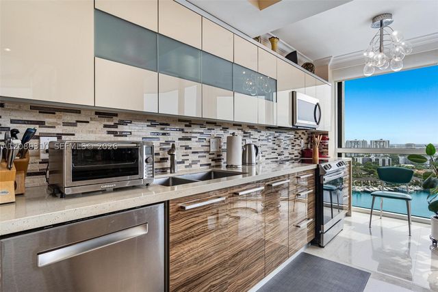21205 Yacht Club Dr 2405+DEN, Aventura, FL 33180