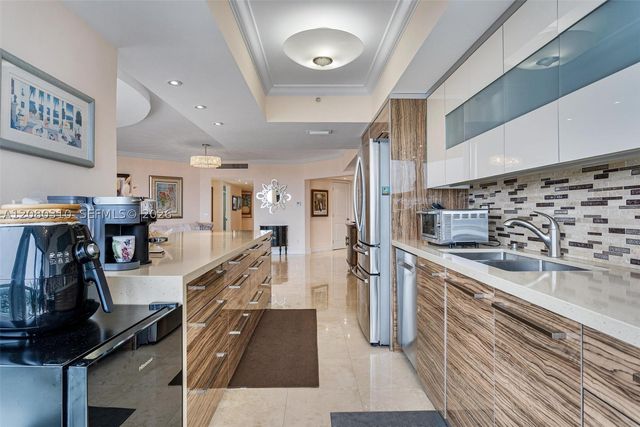 21205 Yacht Club Dr 2405+DEN, Aventura, FL 33180