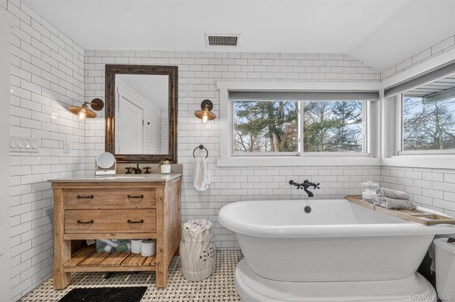 18 Lambert Lane, New Rochelle, NY 10804