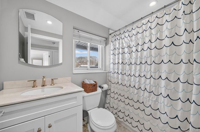 18 Lambert Lane, New Rochelle, NY 10804