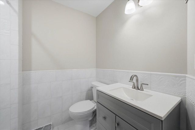 1387 Ponderosa DRIVE, Cedarburg, WI 53012