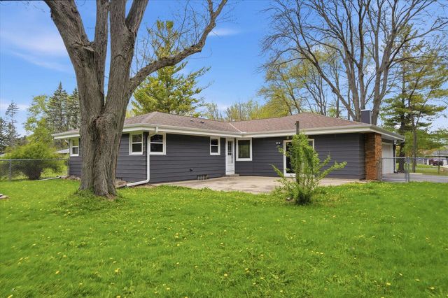 1387 Ponderosa DRIVE, Cedarburg, WI 53012