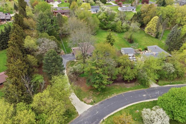 1387 Ponderosa DRIVE, Cedarburg, WI 53012