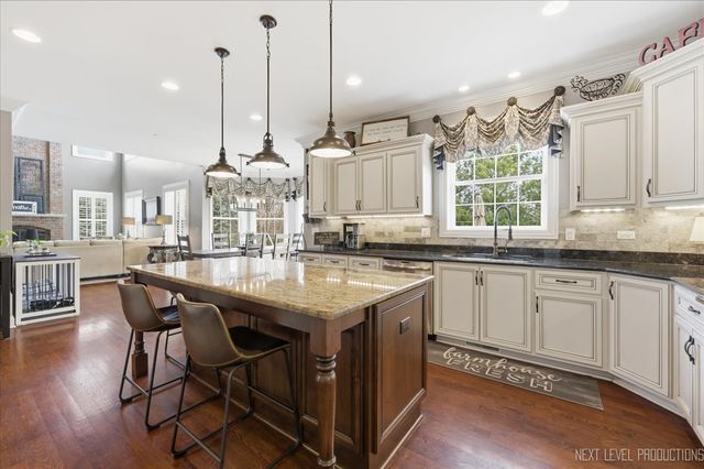 40W898 Fox Creek Drive, St. Charles, IL 60175