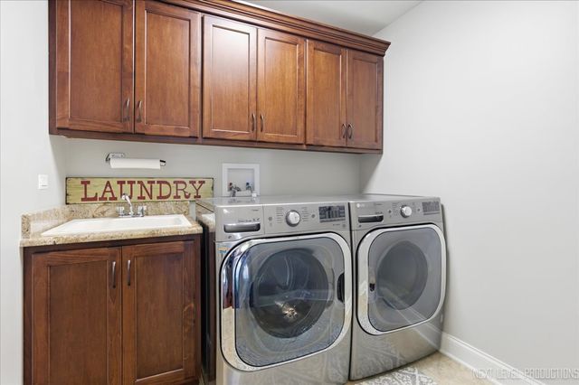 40W898 Fox Creek Drive, St. Charles, IL 60175