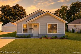1104 Lasalle Avenue, Waterford, MI 48328