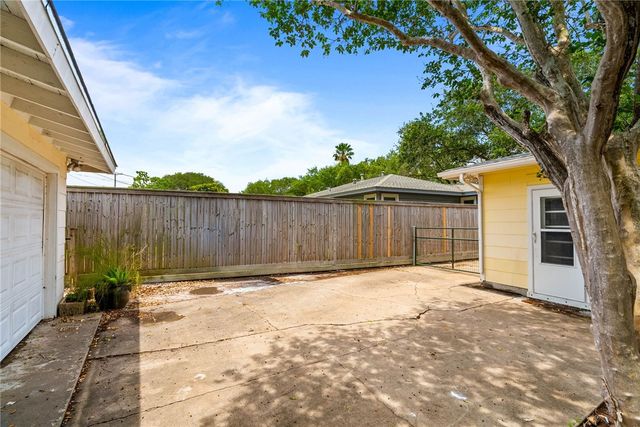 941 Grant Pl, Corpus Christi, TX 78411