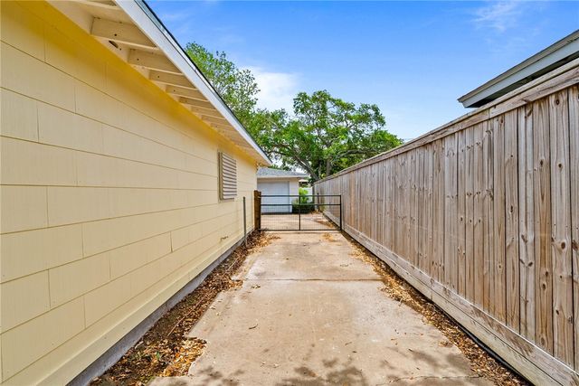 941 Grant Pl, Corpus Christi, TX 78411