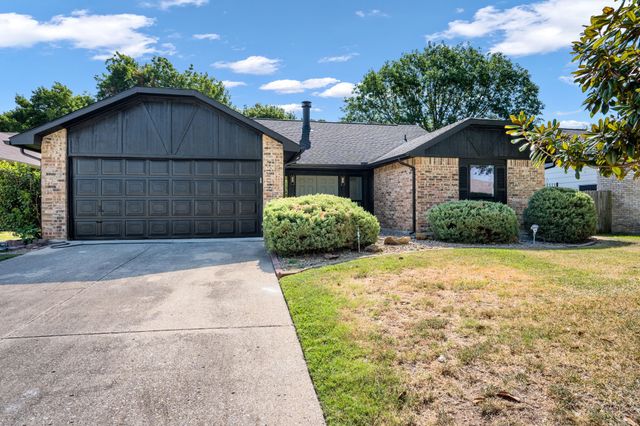2608 Sprucewood Lane, Euless, TX 76039