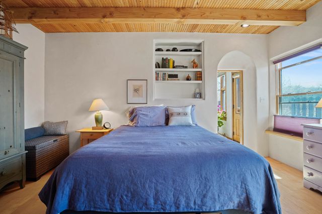 440 Los Pinos, Santa Fe, NM 87507